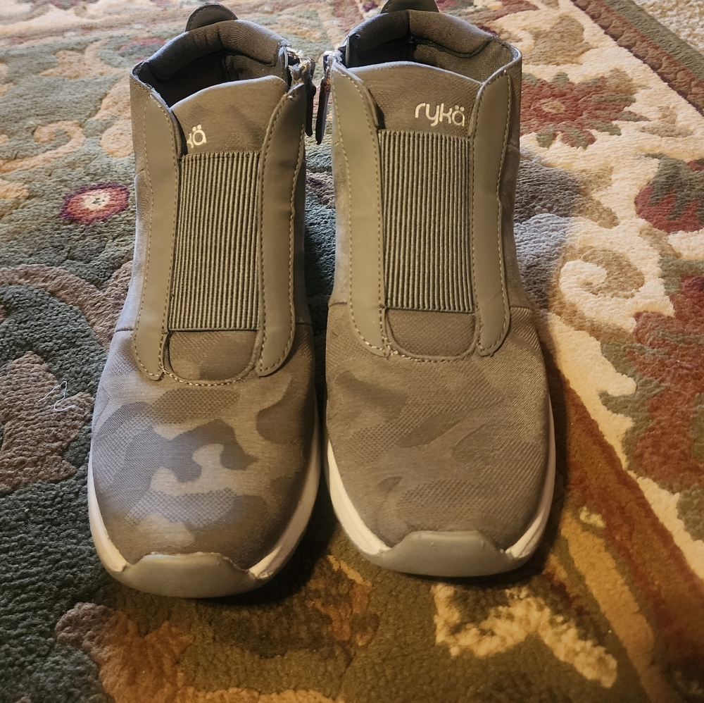 Casual shoes